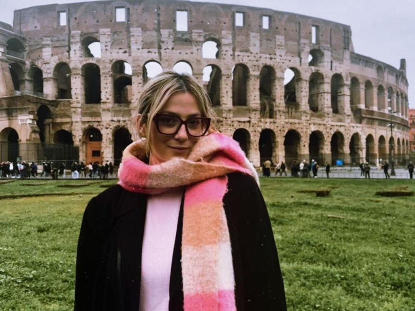 María, la joven que se siente ridícula por haber caído en la trampa.