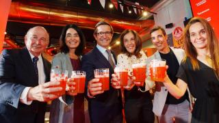 Los protagonistas del evento brindan por el 30 aniversario de la fundación.