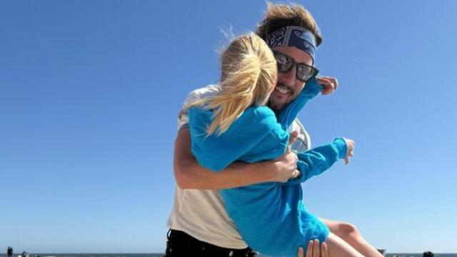 Una fotografía publicada en el Instagram del cantante disfrutando con su hija en la playa.