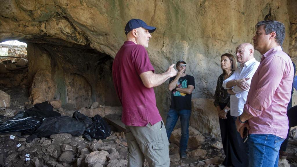 Excavaciones en la Cova Foradada en Oliva (Valencia). Raquel Abulaila