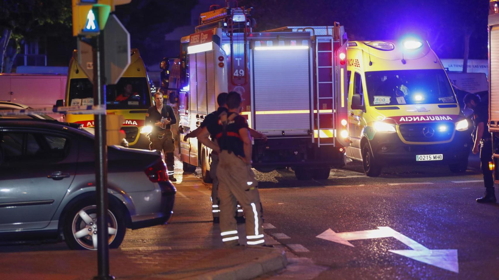 Efectivos policiales y bomberos en la residencia donde ha fallecido un hombre
