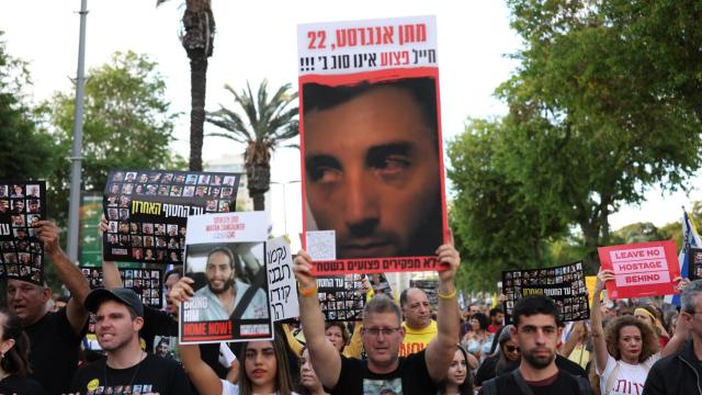 Familiares de rehenes y simpatizantes participan en una manifestación para pedir la liberación de todos los rehenes mientras Israel conmemora los 600 días desde su secuestro, en Tel Aviv, Israel, el 28 de mayo de 2025