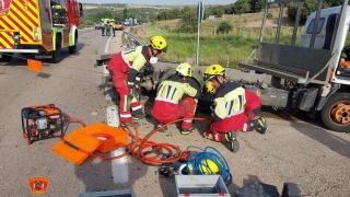 Los bomberos del CPEIS de Toledo trabajando tras uno de los accidentes de la CM-401.