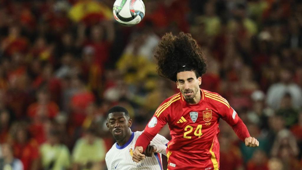 Cucurella gana un duelo aéreo contra Dembélé en el España - Francia