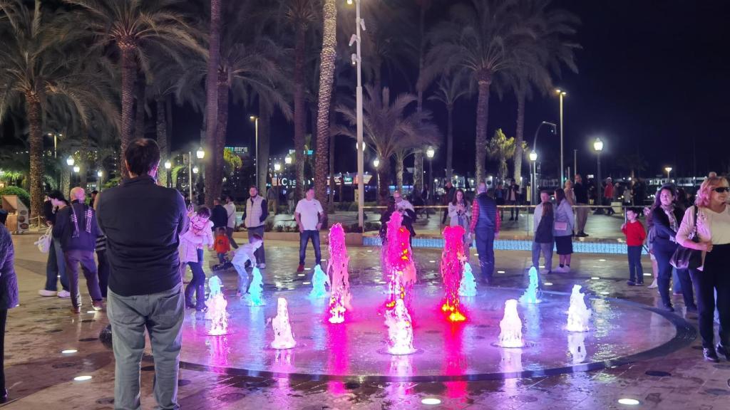 Las fuentes en la Explanada de España en el cruce con la Rambla, uno de los lugares más visitados de Alicante.