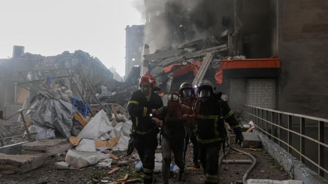 Bomberos de Ucrania rescatan a una persona de los escombros tras el ataque con drones rusos.