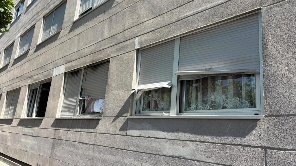 Ventanas rotas en la residencia Domus Vi en Zaragoza tras el incendio