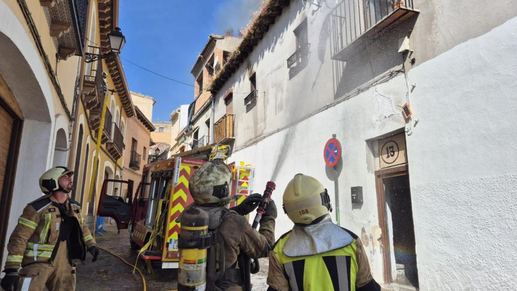 Los bomberos trabajando en la zona.