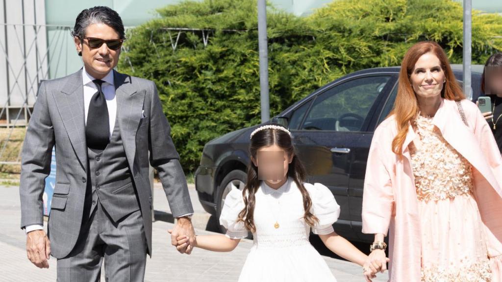 Olivia de Borbón y su marido, Julián Porras-Figueroa, han celebrado este sábado la comunión de su hija.