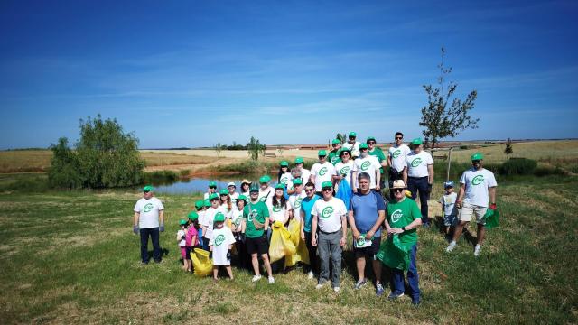 Los voluntarios de CSIF durante las tareas de limpieza de basura en el entorno de Las Antanicas en Doñinos
