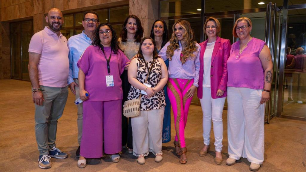 Melody junto a directivos y usuarios de 'Alas de Papel'.