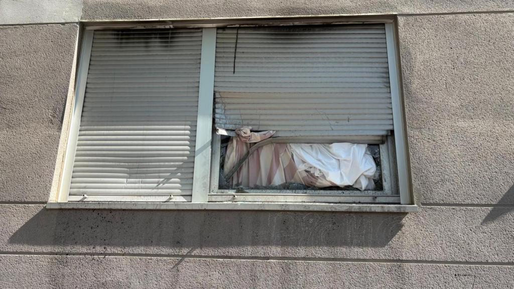 Ventanas destrozadas en el intento de sacar a los ancianos de la residencia