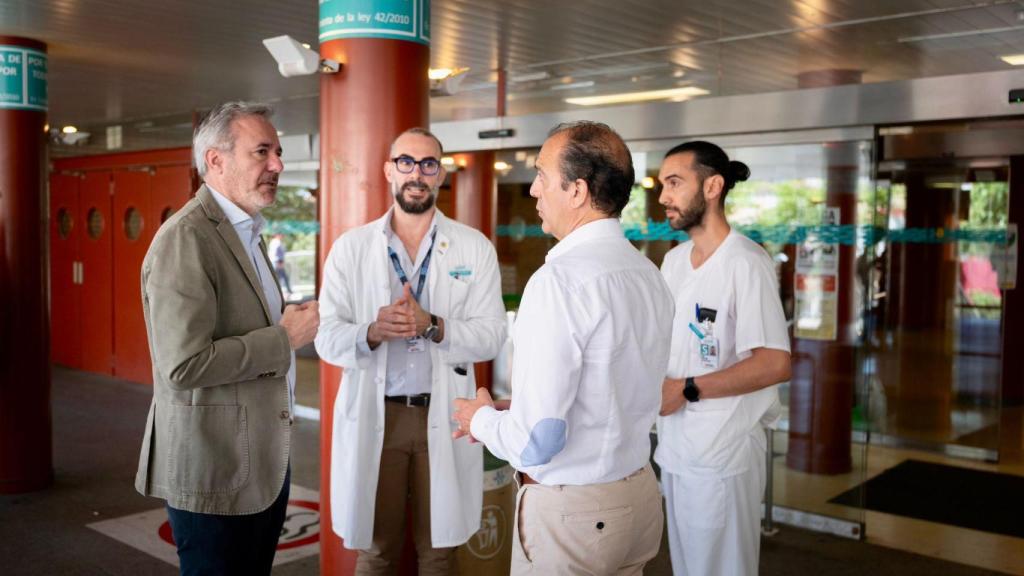 El presidente, Jorge Azcón, y el consejero de Sanidad, José Luis Bancalero, en la visita a los familiares en el Hospital Clínico de Zaragoza