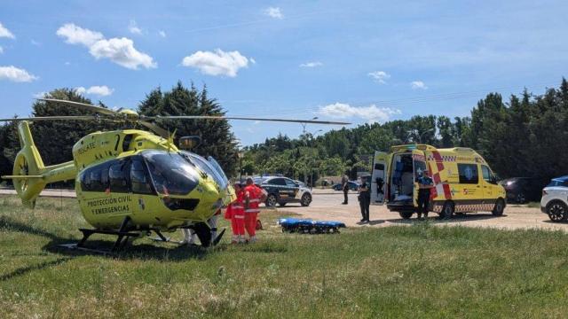 Momento del rescate del motorista herido