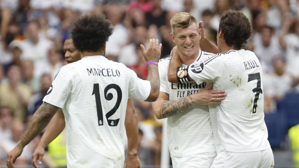 Kroos celebra junto a Raúl y Marcelo en el Corazón Classic Match