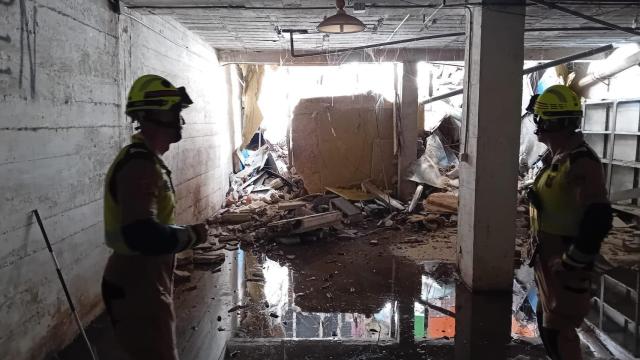 Los Bomberos de Zaragoza trabajando en el derrumbe del edificio