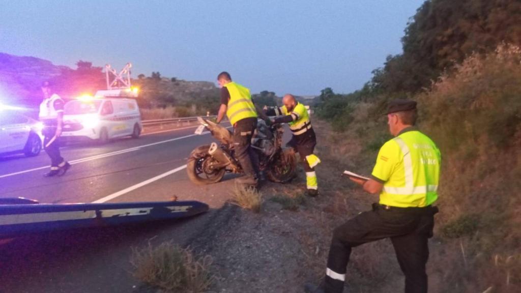 Los efectivos retirando la moto del fallecido en la N230