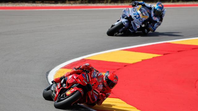 Marc Márquez rueda por delante de su hermano Álex, en el circuito MotorLand Aragón.
