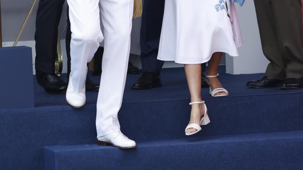 Felipe VI ha ayudado a la reina Letizia a bajar las escaleras tras el desfile del Día de las Fuerzas Armadas.