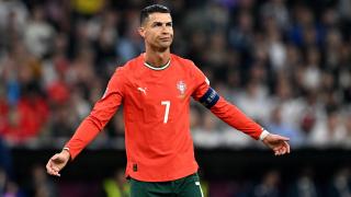 Cristiano Ronaldo agradece a la afición el apoyo durante el partido ante Alemania.