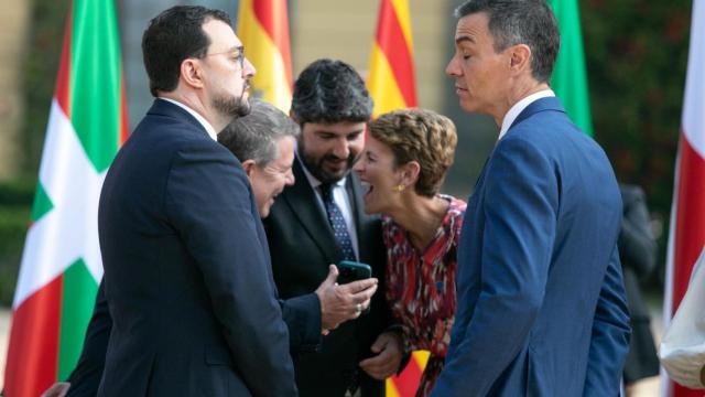 Page ríe junto a López Miras y Chivite, al fondo, mientras Sánchez conversa con Barbón antes de la Conferencia de Presidentes.