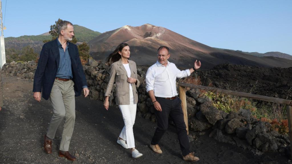 Los reyes Felipe y Letizia junto a Sergio Rodríguez, presidente del Cabildo de La Palma.