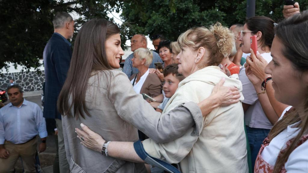 La reina Letizia, muy cariñosa con los vecinos de La Palma.