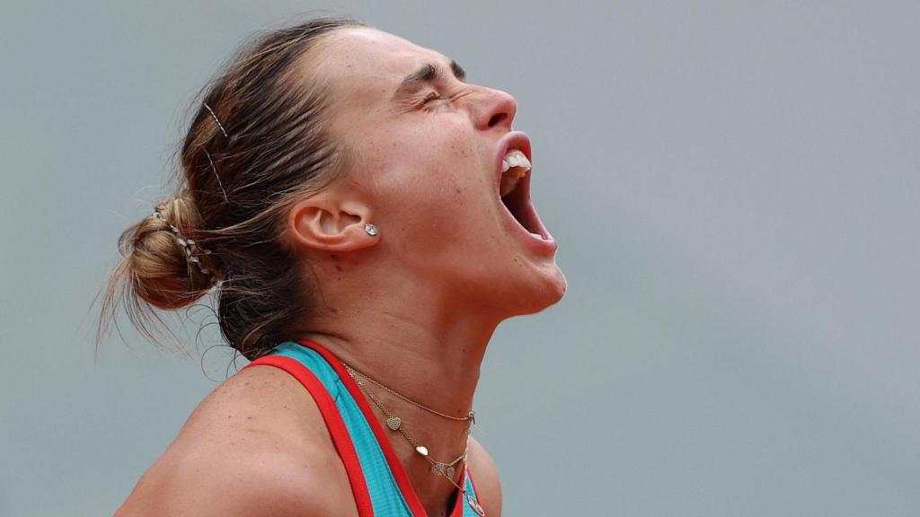 Sabalenka grita de rabia tras evitar el break de Gauff.