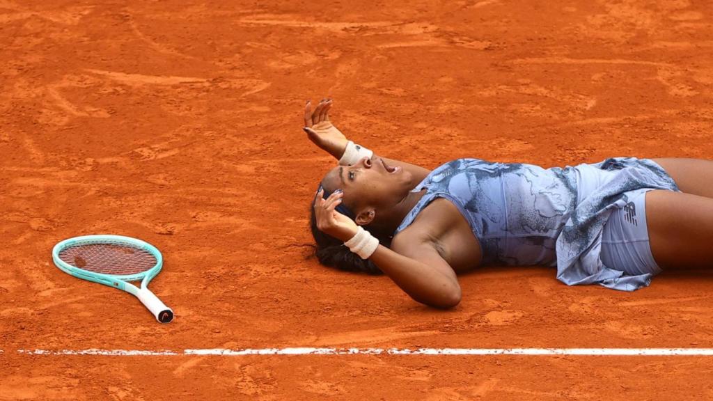 Coco Gauff se tira al suelo tras el punto ganador de la final de Roland Garros.