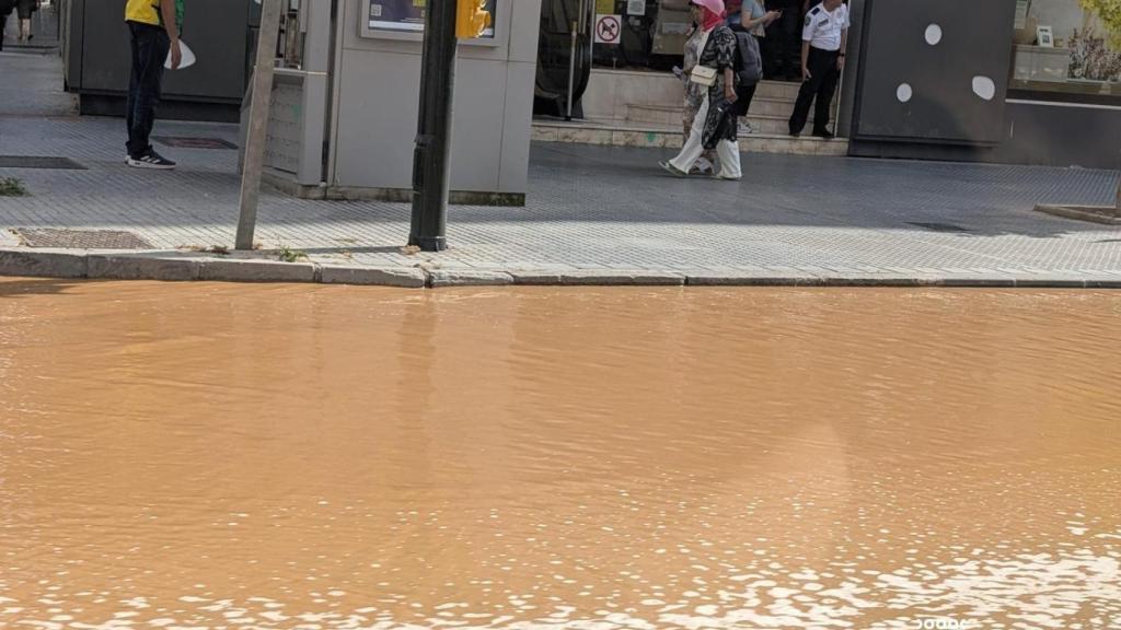 Una imagen del riachuelo que se ha formado con la avería.
