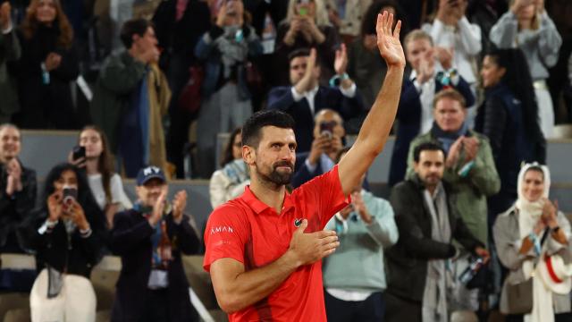 Novak Djokovic se despide de Roland Garros tras su derrota ante Jannik Sinner.