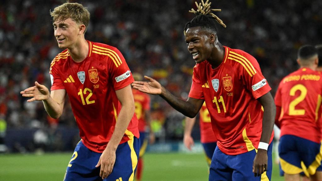 Dean Huijsen y Nico Williams celebran el segundo gol marcado ante Francia.