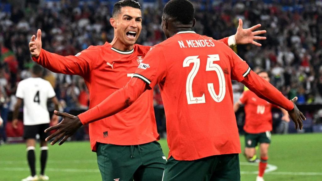 Cristiano Ronaldo celebra con Nuno Mendes el gol marcado ante Alemania.