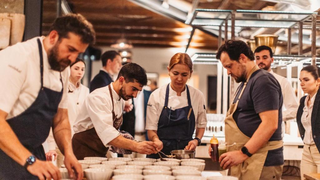 Maksut Askar y Joao Rodrigues con sus equipos durante el servicio.