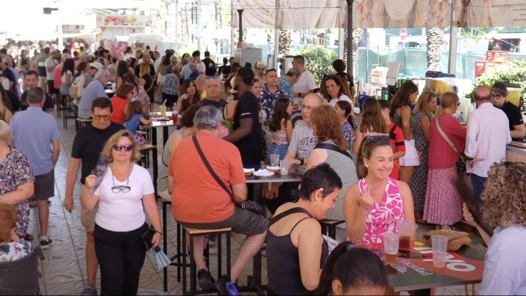 Una vista del ambiente de día en la parte gastronómica del Mercadito en 2024.