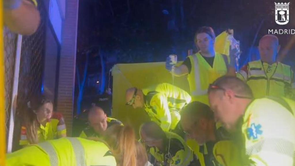 Los equipos de Emergencias Madrid atienden a la víctima de arma de fuego en Retiro.