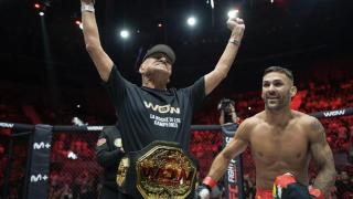 El padre de Hecher Sosa celebra con el cinturón de campeón de su hijo en WOW 20