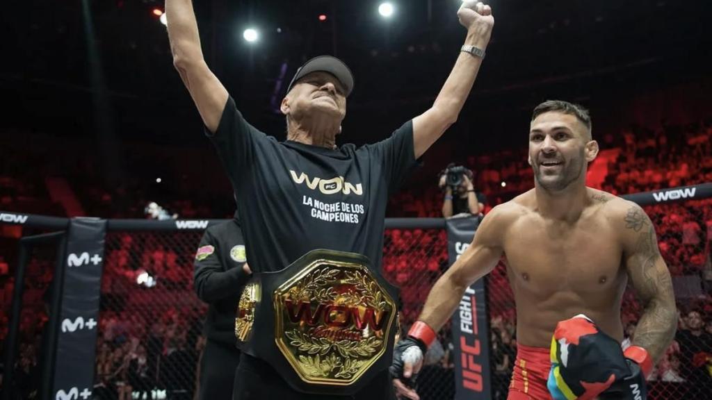 El padre de Hecher Sosa celebra con el cinturón de campeón de su hijo en WOW 20