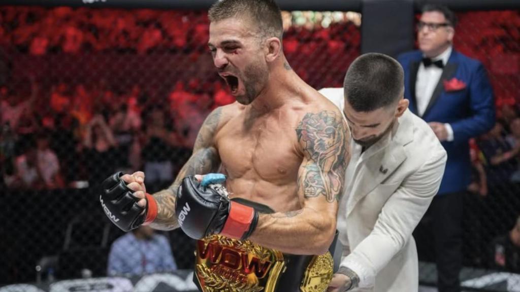 La emoción de Fabià Sintes al recibir el cinturón de campeón de WOW de manos de Ilia Topuria