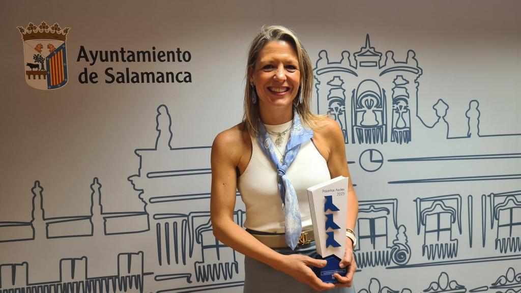 La concejala de Medio Ambiente del Ayuntamiento de Salamanca, María José Coca, recibe la triple Pajarita Azul de Aspapel