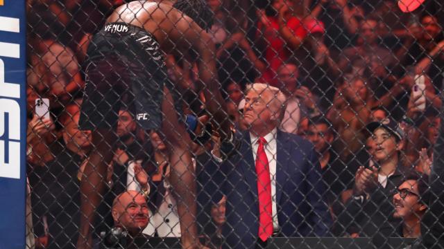 Donald Trump saluda a Kevin Holland durante el UFC 316