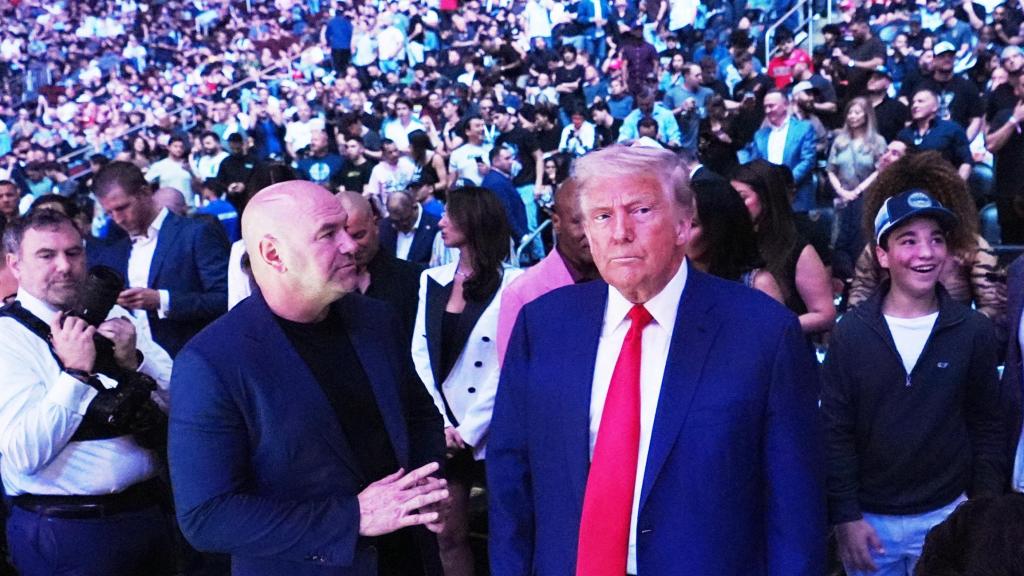 Donald Trump, con Dana White a su izquierda, en el UFC 316