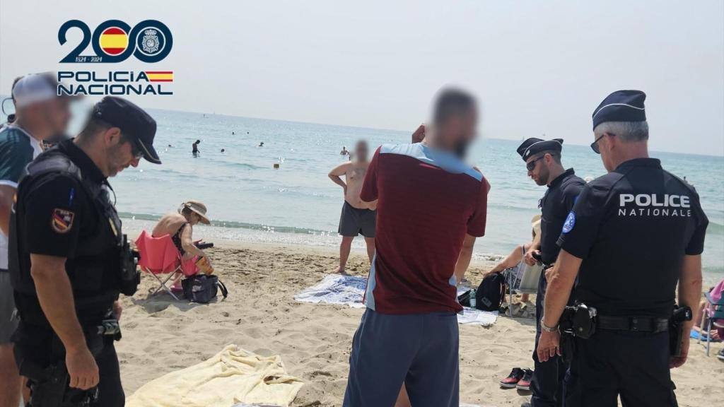 Agentes de la Policía Nacional y de las Policías de Francia patrullan juntos en Alicante para reforzar la atención a los turistas. CNP