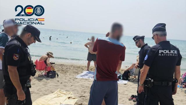Agentes de la Policía Nacional y de las Policías de Francia patrullan juntos en Alicante para reforzar la atención a los turistas. CNP