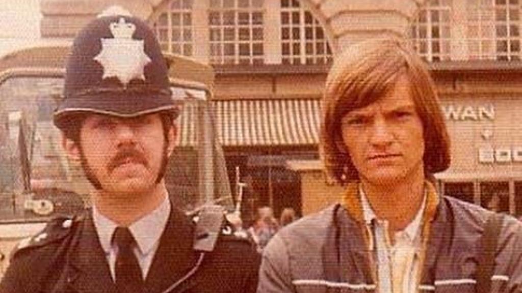 Mi padre tenía una capacidad intelectual muy superior al resto, leía libros en armenio, ruso, polaco, o cualquier otro idioma, destaca Artiles en sus redes sociales.