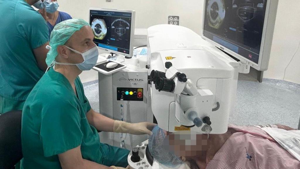 David Galarreta Mira, el jefe del Servicio de Oftalmología del Hospital Clínico Universitario de Valladolid, en una de las primeras intervenciones con el láser de femtosegundo