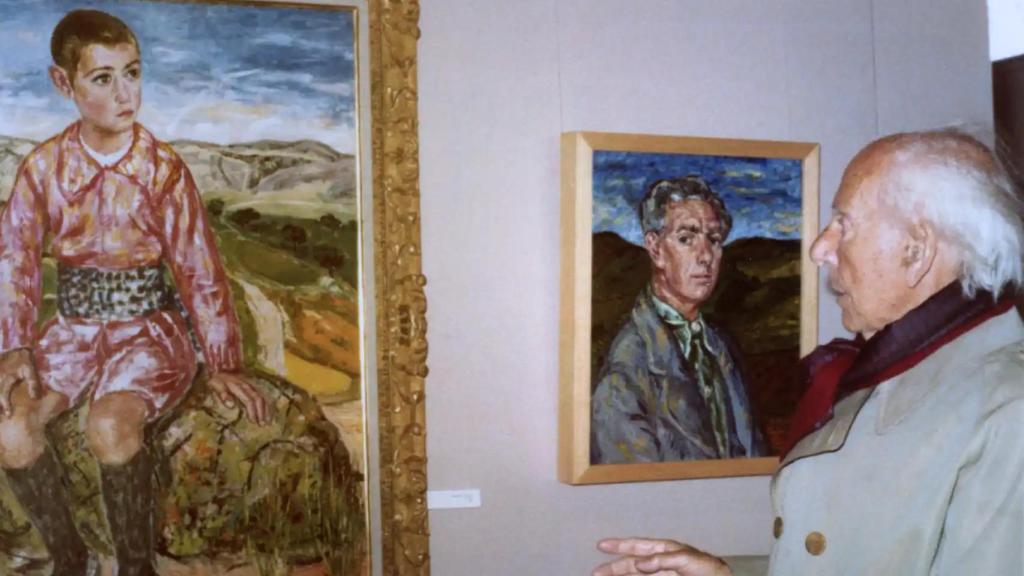 El pintor Benjamín Palencia contemplando sus cuadros en el Museo de Albacete.