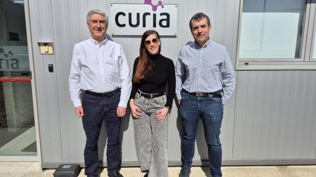 El doctor José Luis Barredo, General Manager Head of Global Fermentation de Curia, la doctora Ana Ibáñez, investigadora post-doctoral del proyecto BioBIVE y el doctor Carlos Barreiro, investigador y profesor titular de la Universidad de León