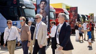 El presidente de Aragón, Jorge Azcón, en Motorland junto a Roberto Bermúdez de Castro y Manuel Blasco.