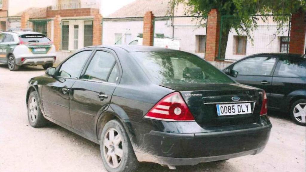 El Ford Mondeo de Yorki custodiado por una patrulla de la Guardia Civil.
